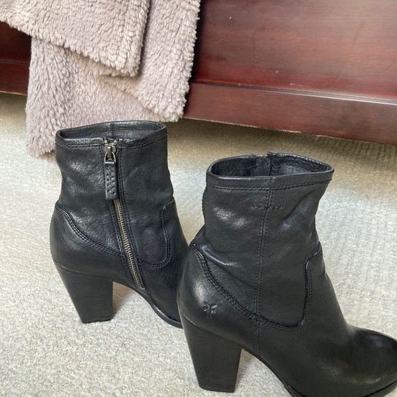 New FRYE Patty Artisan Zip Black Leather Ankle Boot 7.5M - Picture 2 of 7